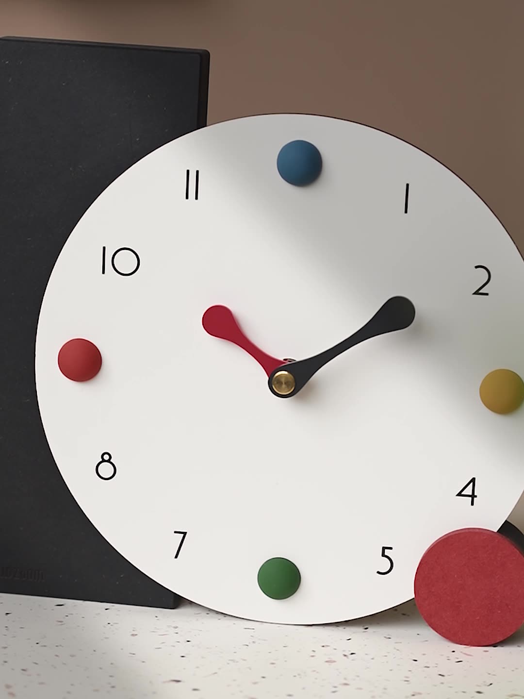 RetroPop Geometric Table Clock – Minimalist & Colorful Timepiece